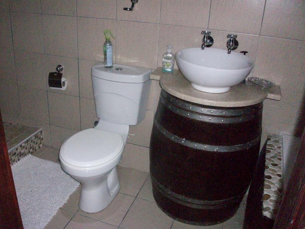 Bread And Barrel Guesthouse Bellville Kapstaden Rum bild